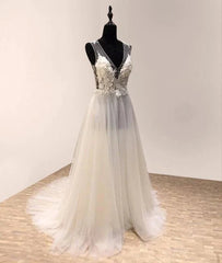 Impressive V-neck Sleeveless Sweep Train Tulle Wedding Dress with Appliques